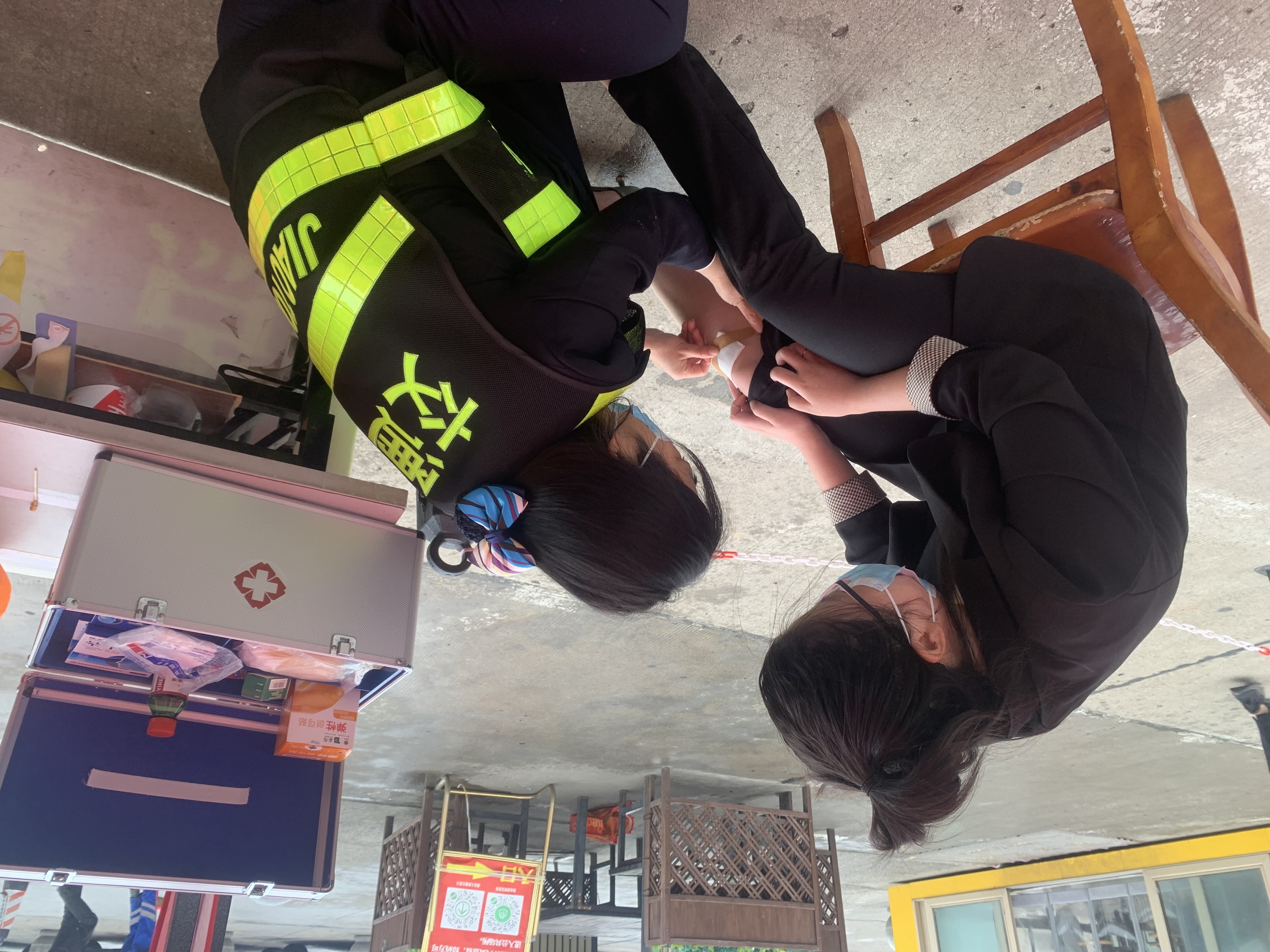 10.7，漯河服務(wù)區(qū)一位女士不慎將高跟鞋踩斷跌傷，值班人員拿來(lái)醫(yī)藥箱細(xì)心為其處理傷口。.jpg