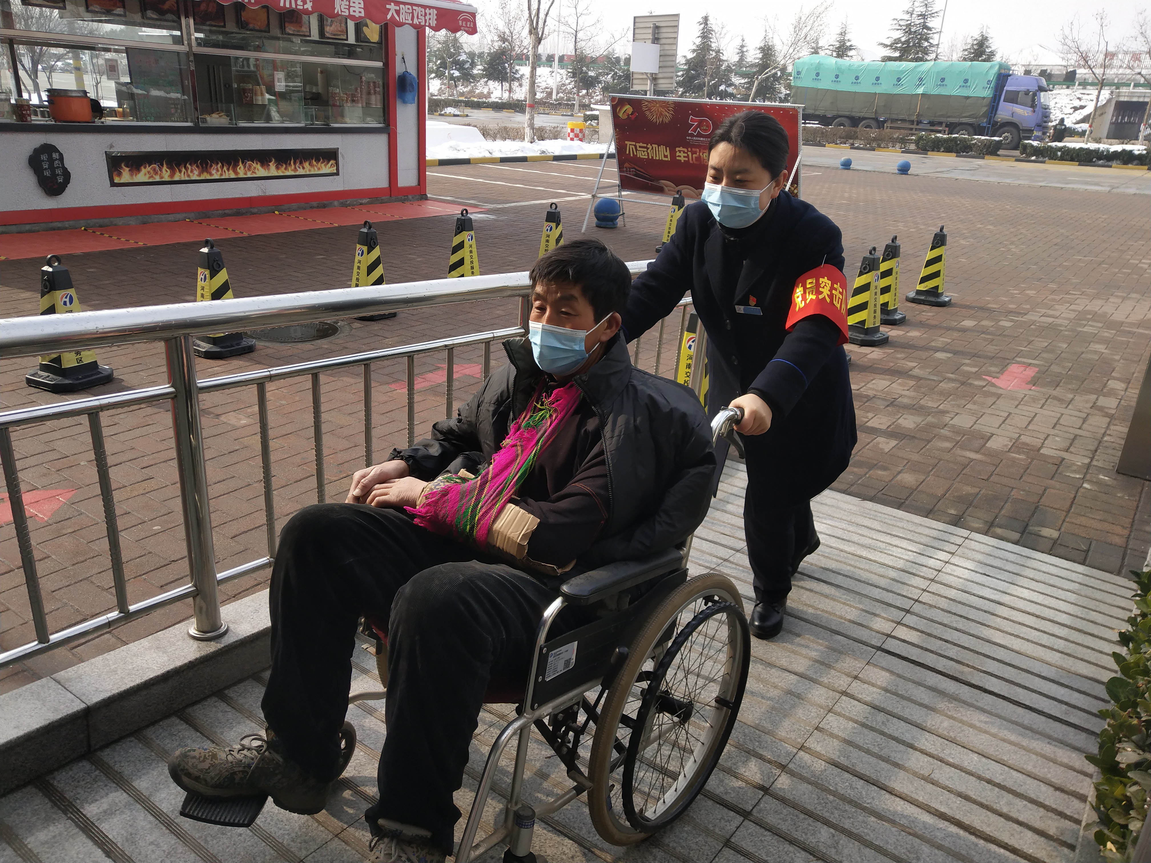 1月25日,汝陽服務(wù)區(qū)黨員志愿者幫助行動不便顧客。牛亞新  攝.jpg 1月25日,汝陽服務(wù)區(qū)黨員志愿者幫助行動不便顧客。牛亞新  攝.jpg