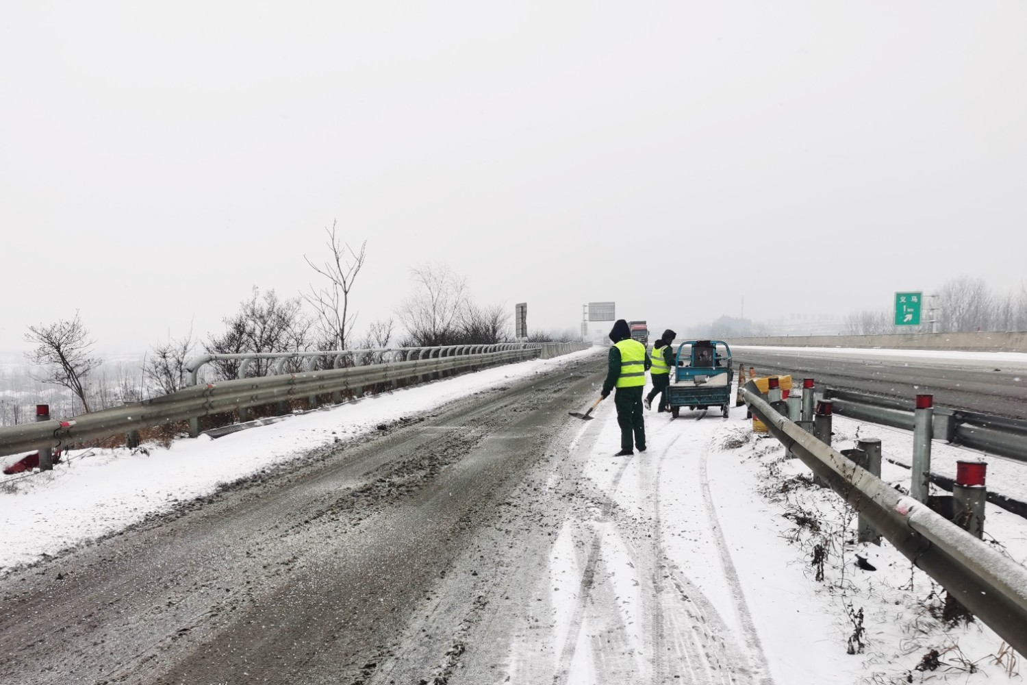 2月17號,澠池服務區(qū)積極開展除雪保通工作。張曉娜__.jpg