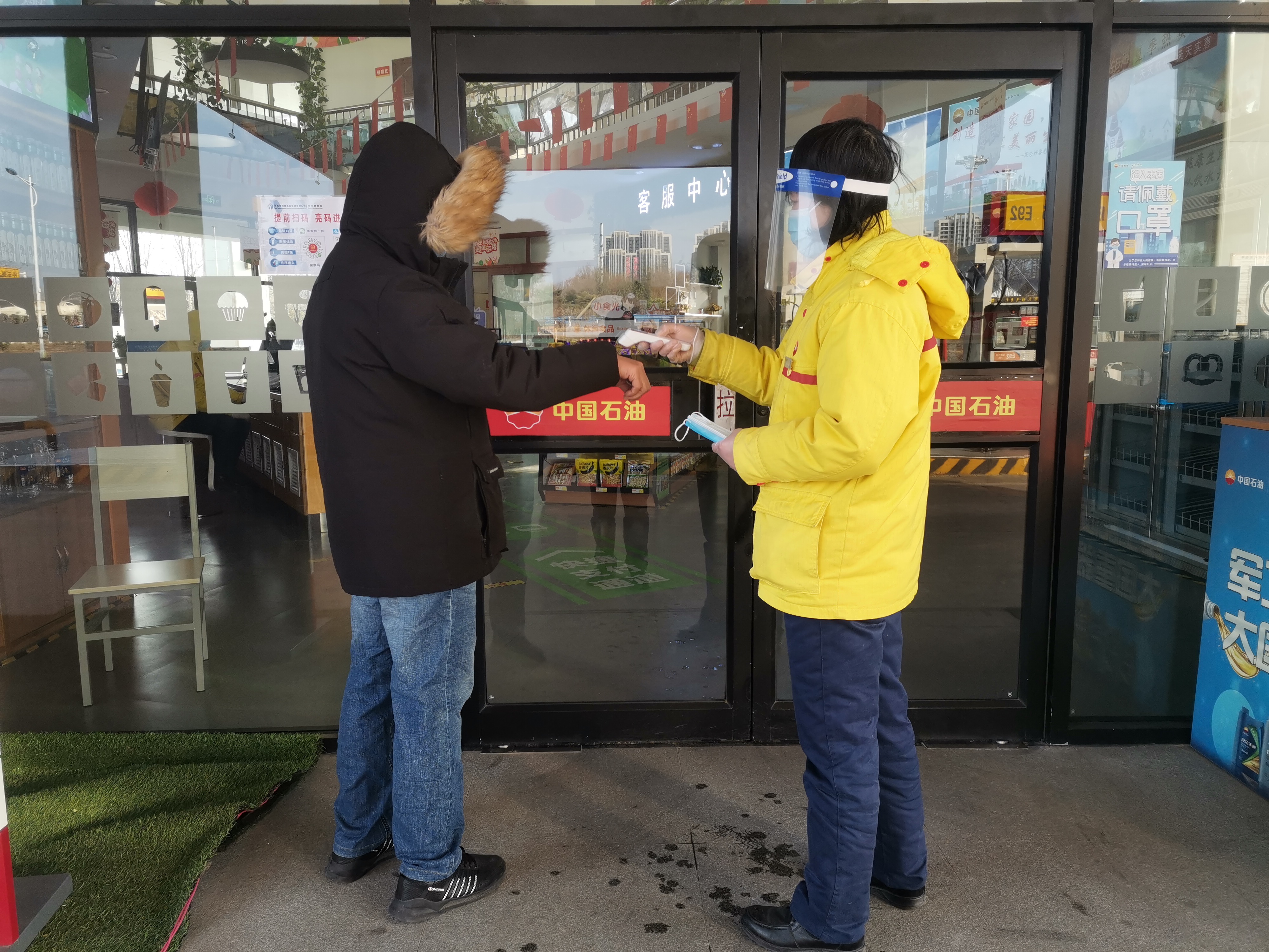 2022年1月22日,鄭州站,對顧客測溫。鄭禮坤_.jpg 2022年1月22日,鄭州站,對顧客測溫。鄭禮坤_.jpg