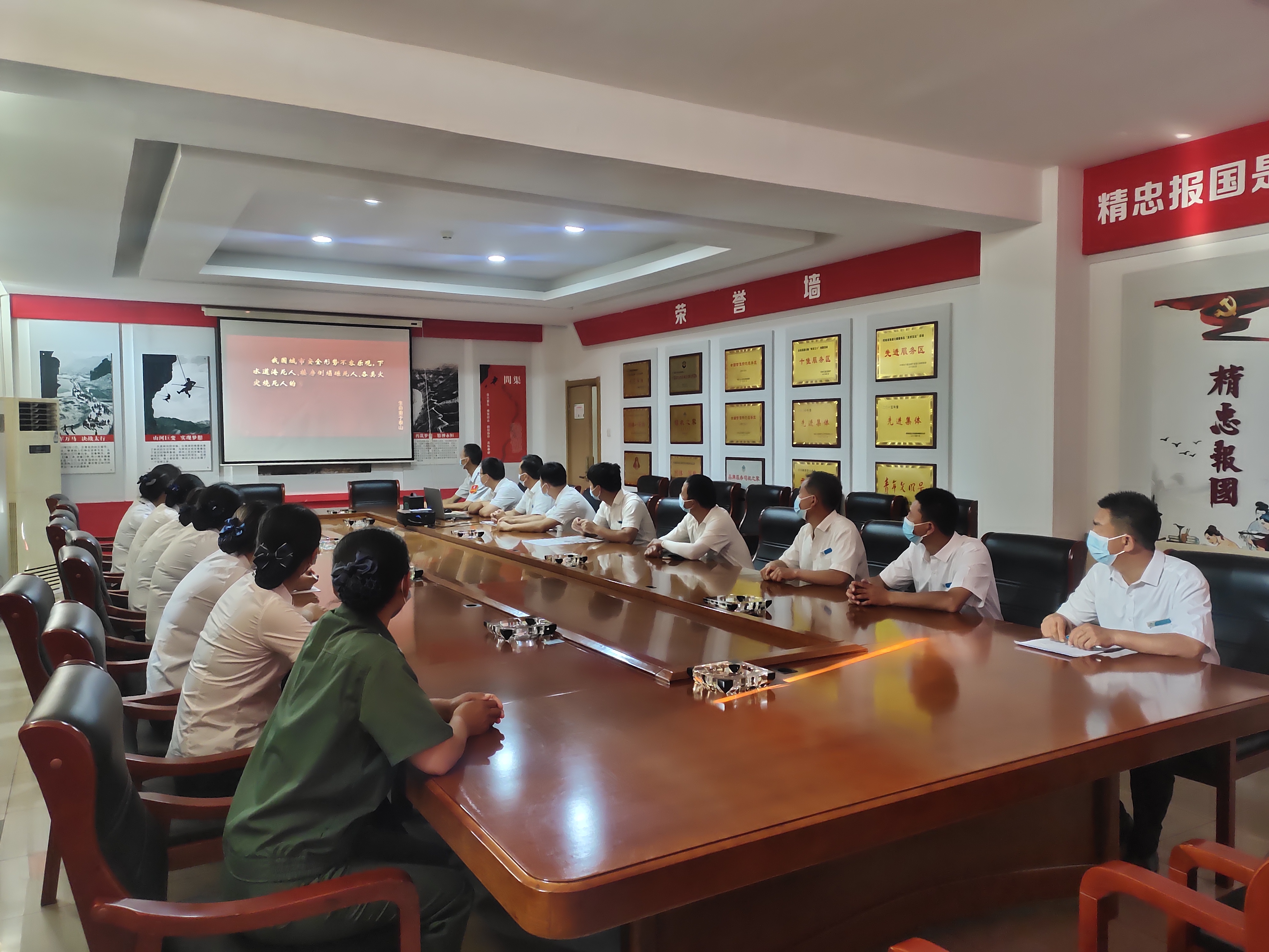 6月15日安陽服務區(qū)組織觀看專題區(qū)《生命重于泰山》梁新芳_.jpg 6月15日安陽服務區(qū)組織觀看專題區(qū)《生命重于泰山》梁新芳_.jpg