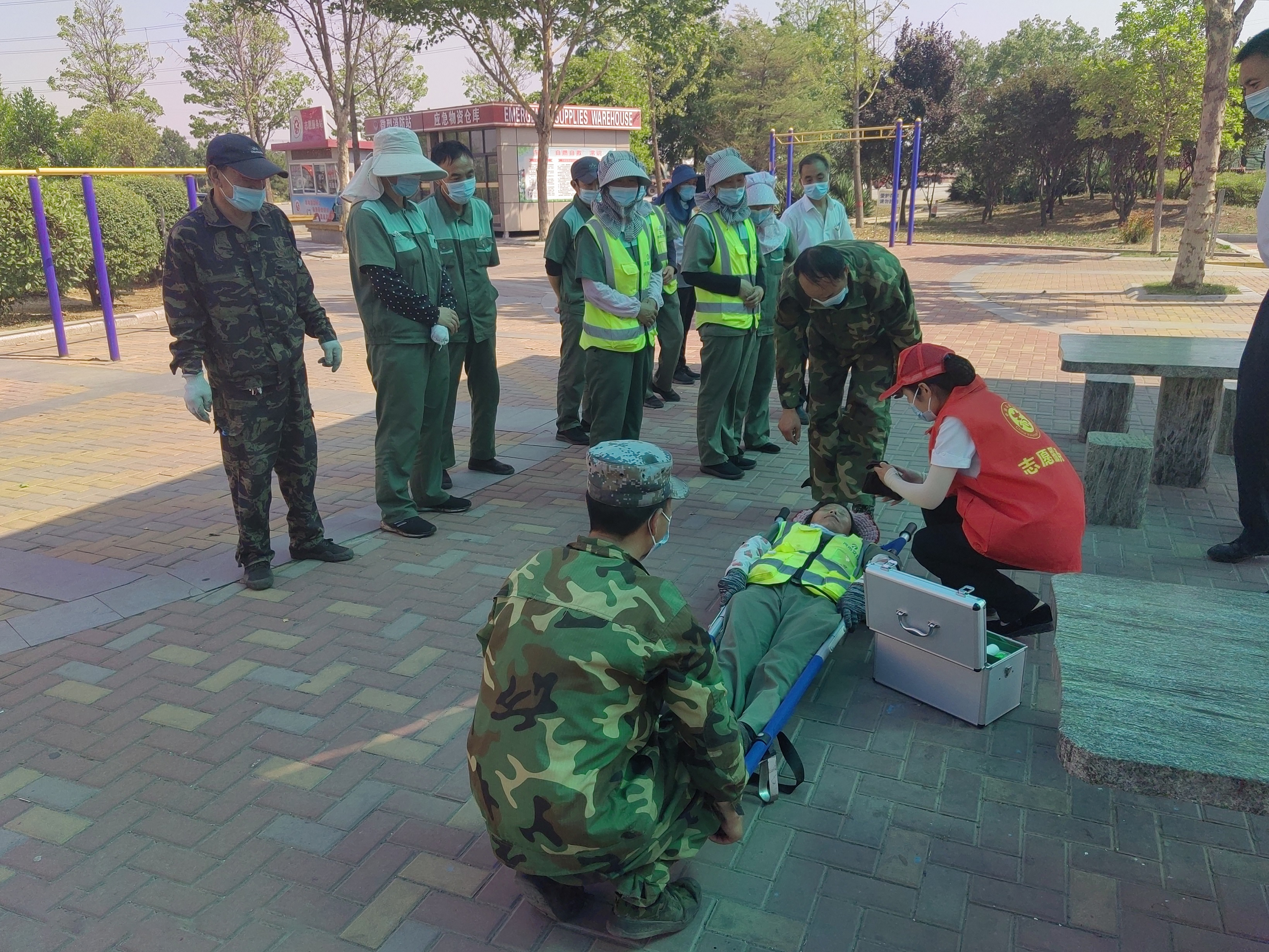 6月16日安陽服務區(qū)組織開展高溫中暑應急預案演練梁新芳 攝.jpg 6月16日安陽服務區(qū)組織開展高溫中暑應急預案演練梁新芳 攝.jpg