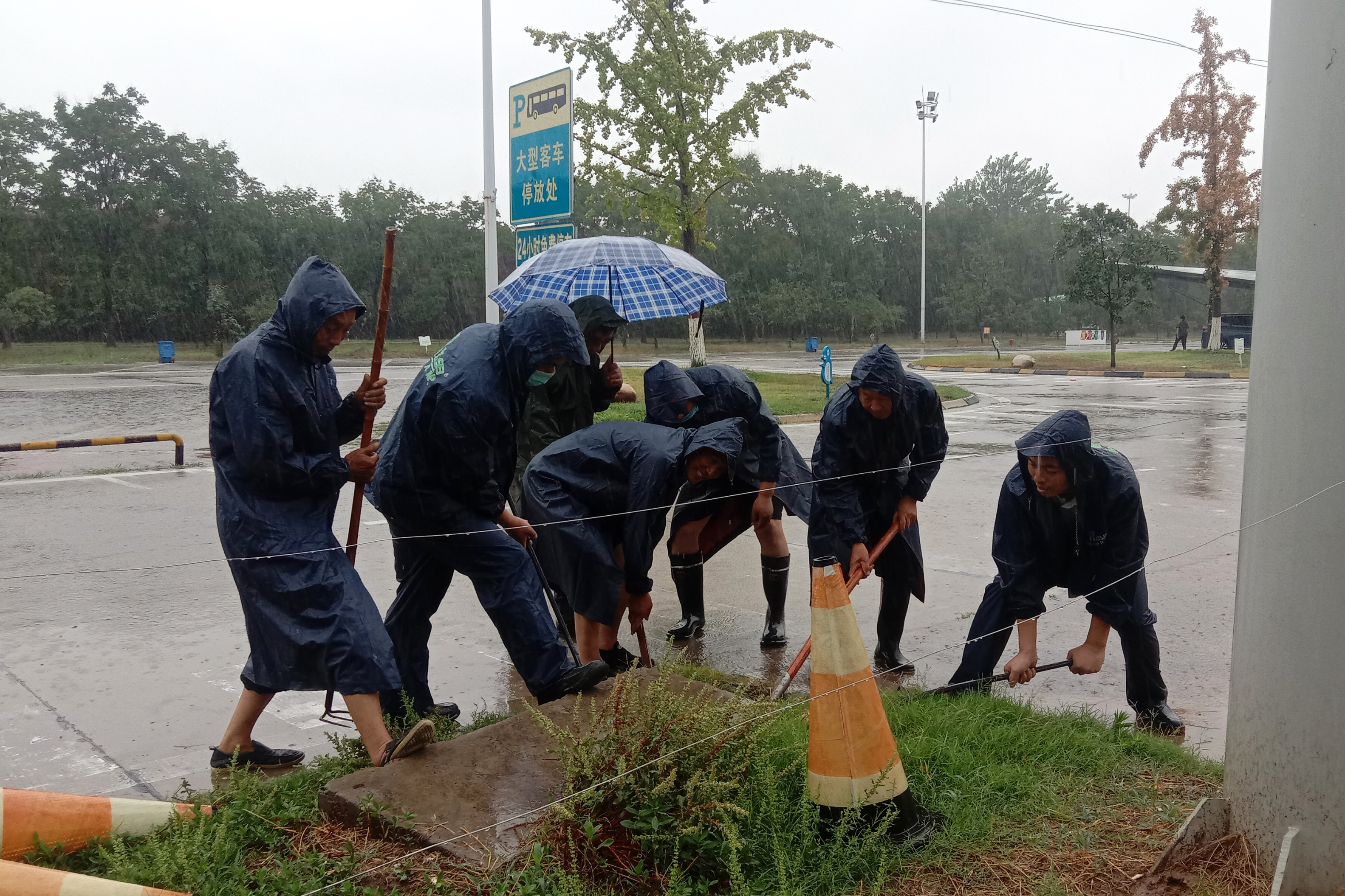 7月5日周口東服務(wù)區(qū)清理排水溝.jpg 7月5日周口東服務(wù)區(qū)清理排水溝.jpg