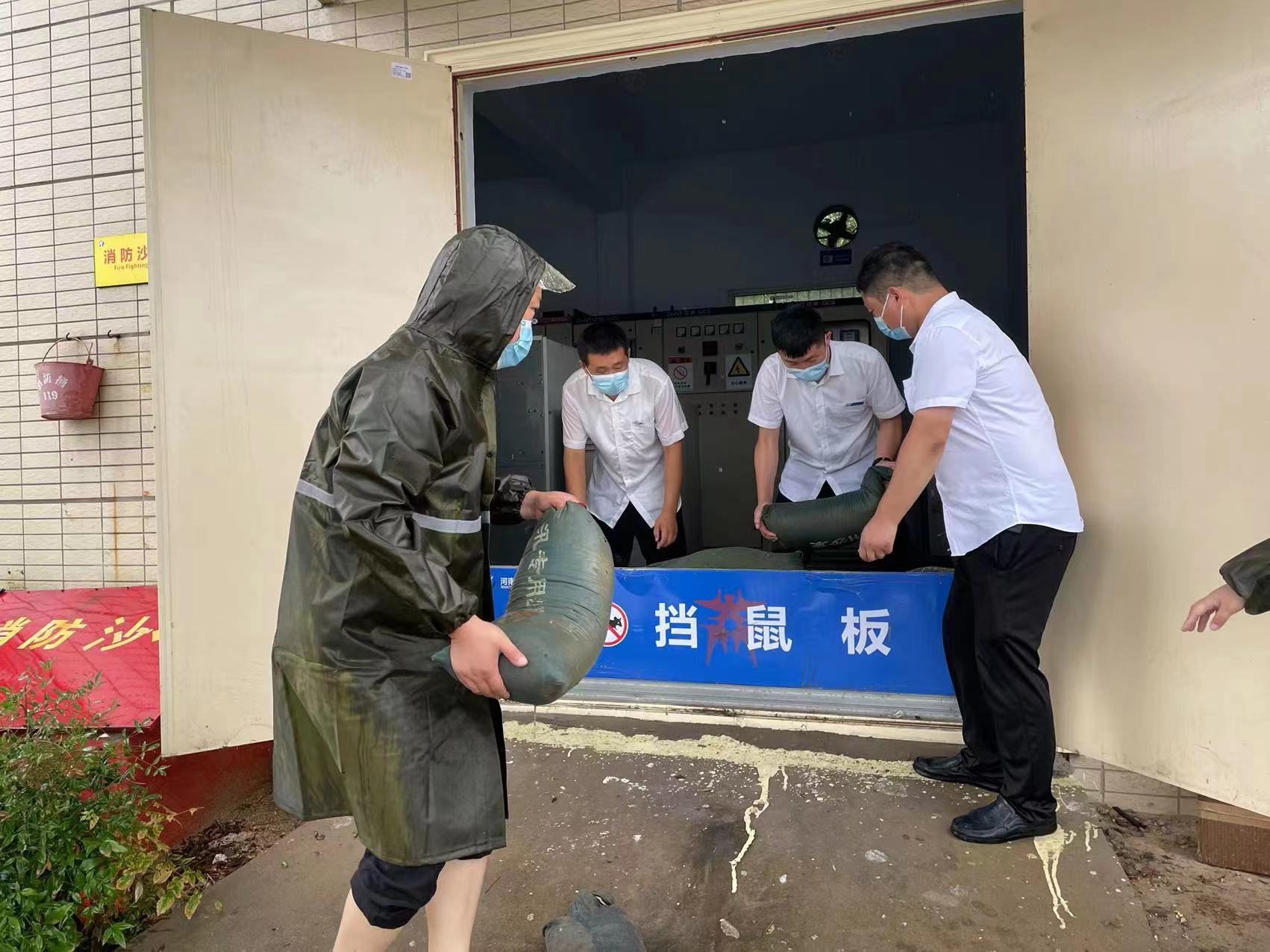 7月5日 商丘服務(wù)區(qū)放置沙袋、擋鼠板.jpg 7月5日 商丘服務(wù)區(qū)放置沙袋、擋鼠板.jpg
