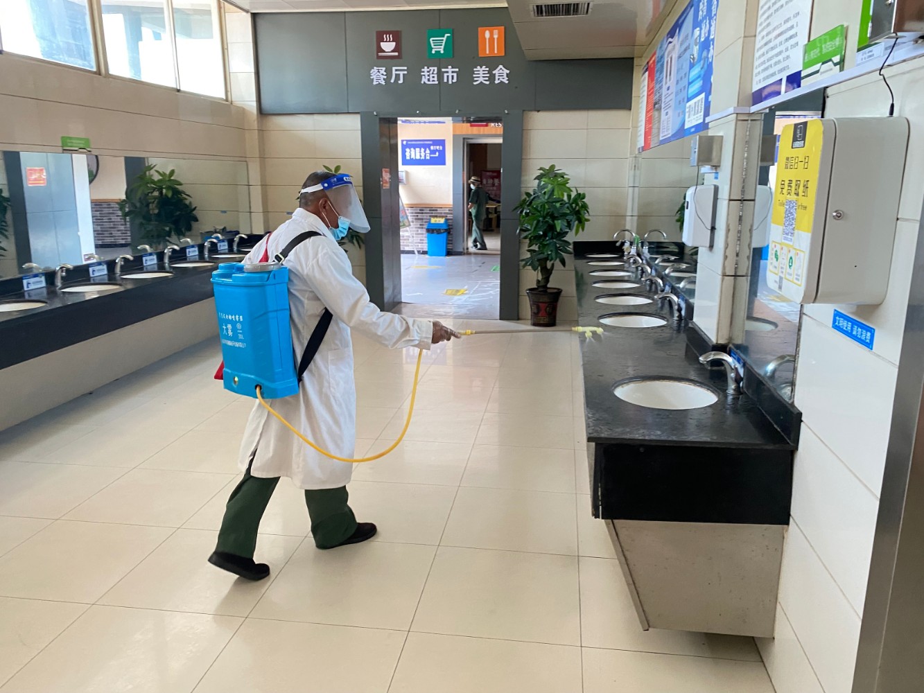 7月12日面對新一輪疫情,項城服務區迅速反應、立即行動 王鵬哲_.jpg