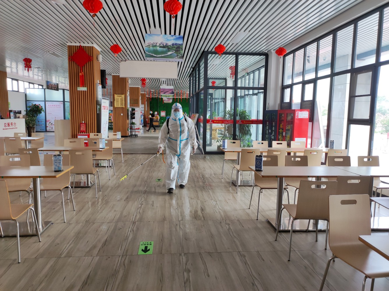 7月12日嵖岈山服務區全力做好新一輪疫情防控工作  李金平 攝 (1.jpg