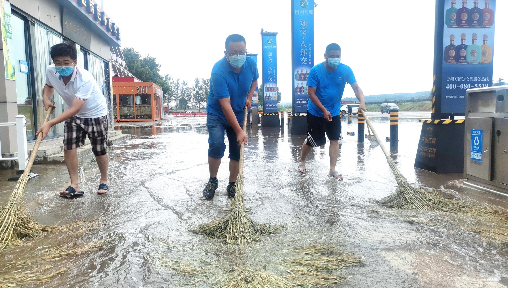 7月15日鞏義服務區啟動防汛應急響應,積極應對短時強降雨天氣  陳品 攝 (2.jpg