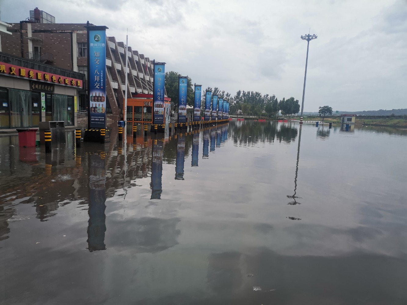 7月15日鞏義服務區啟動防汛應急響應,積極應對短時強降雨天氣  陳品 攝 (5.jpg