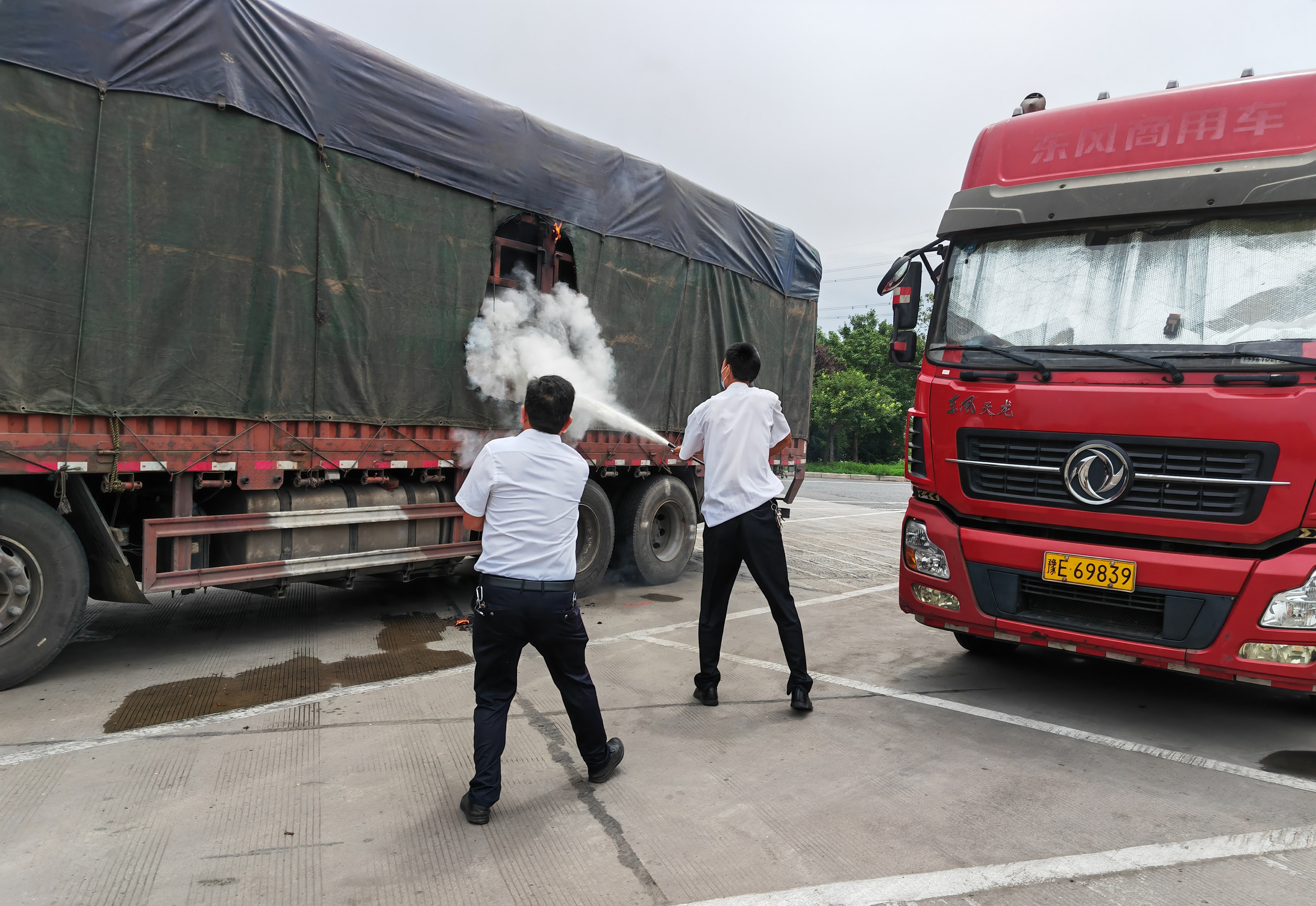 7月19日貨車自燃起火,安陽服務(wù)區(qū)緊急救援 李潤林 攝 (4).jpg 7月19日貨車自燃起火,安陽服務(wù)區(qū)緊急救援 李潤林 攝 (4).jpg