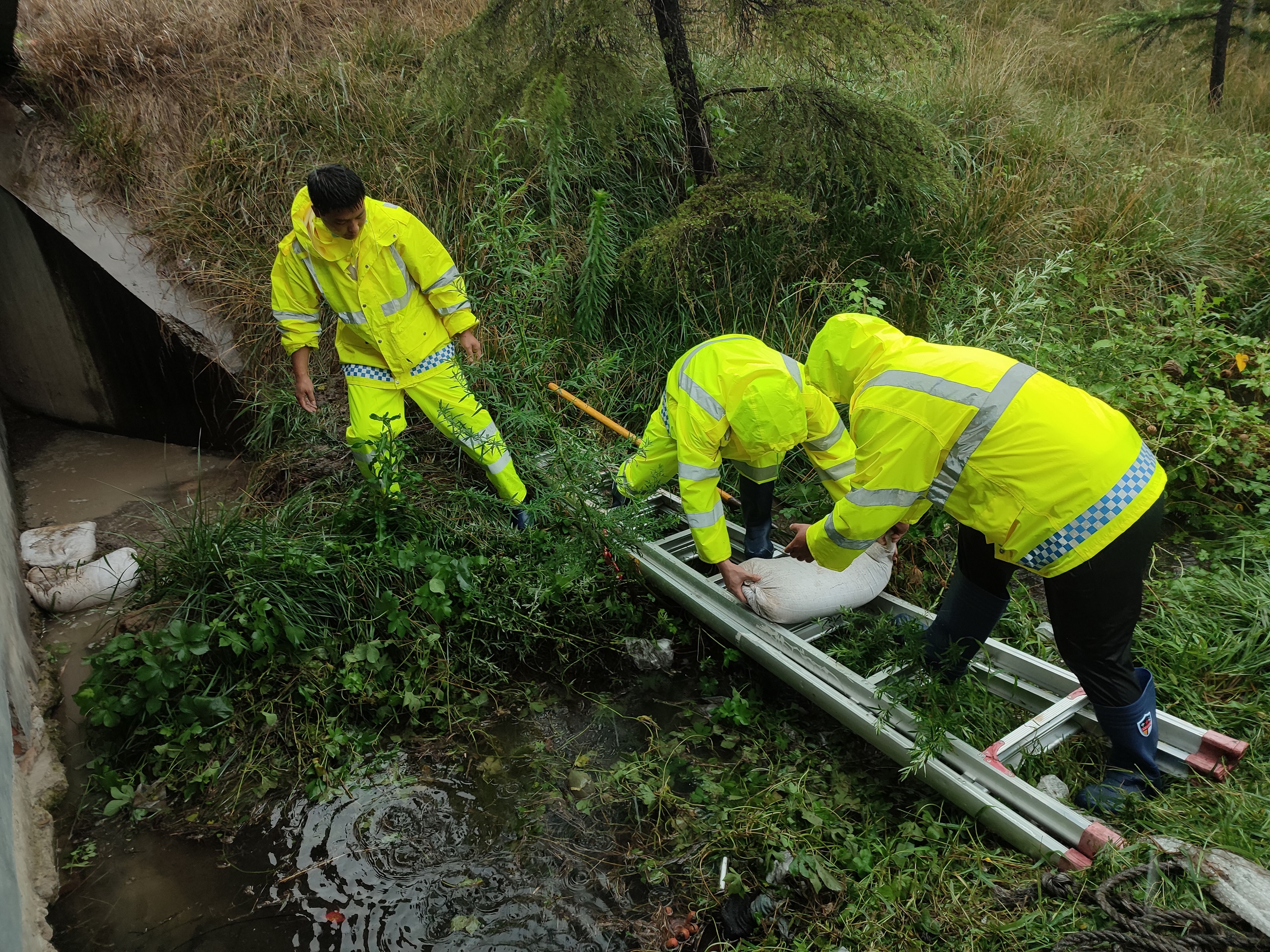7月22日永城南服務(wù)區(qū)為持續(xù)做好新一輪降雨汛期防汛工作，組織員工對水泵房、配電房、廣場排水通道、主樓房頂及圍墻邊溝等重點(diǎn)區(qū)域進(jìn)行疏通清理，全力做好防汛工作。 巢芳芳 攝 (1) (1.jpg