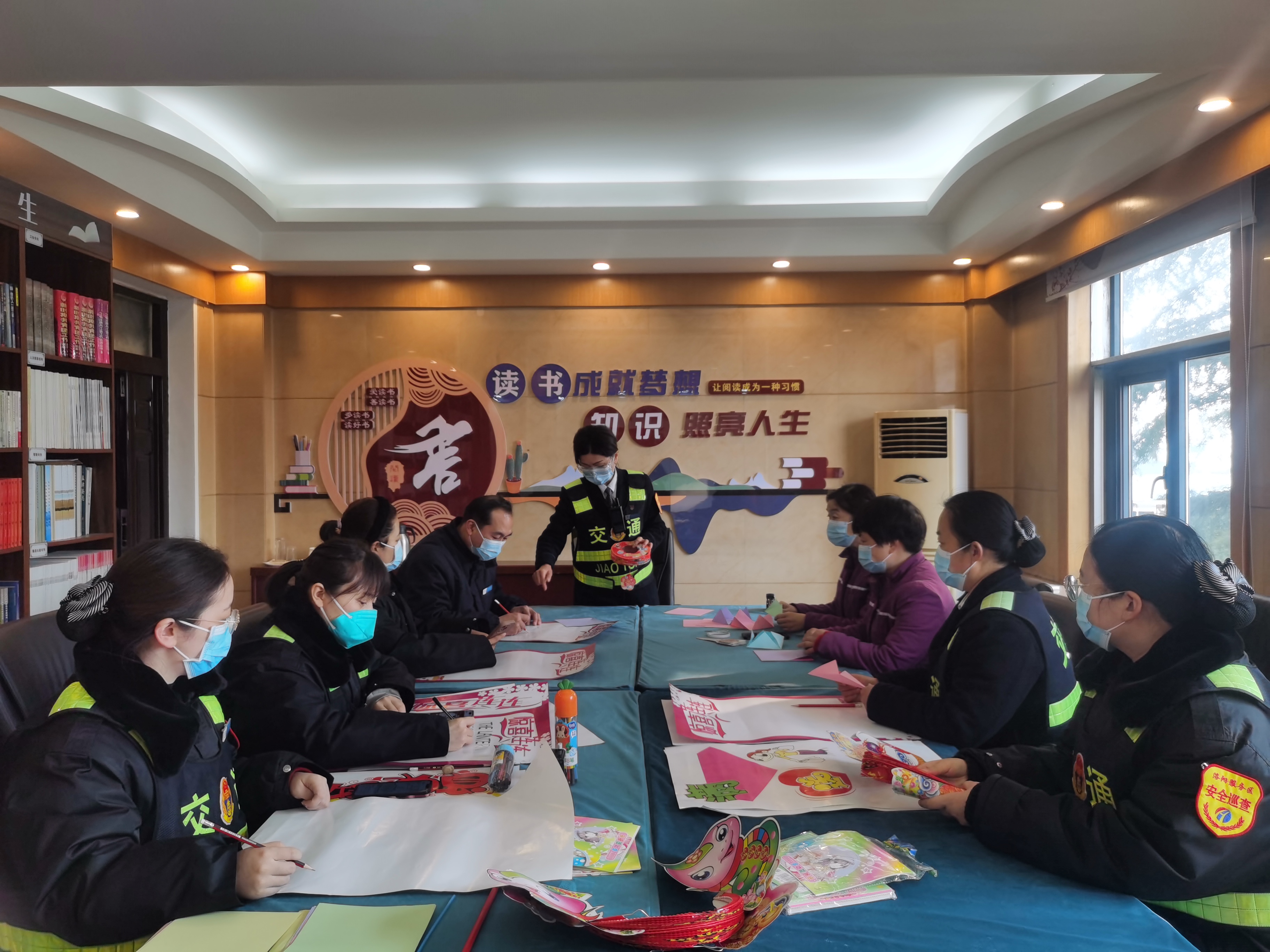 2月5日，洛陽(yáng)服務(wù)區(qū)積極組織員工繪制元宵節(jié)海報(bào)，制作手工燈籠。 (3).jpg