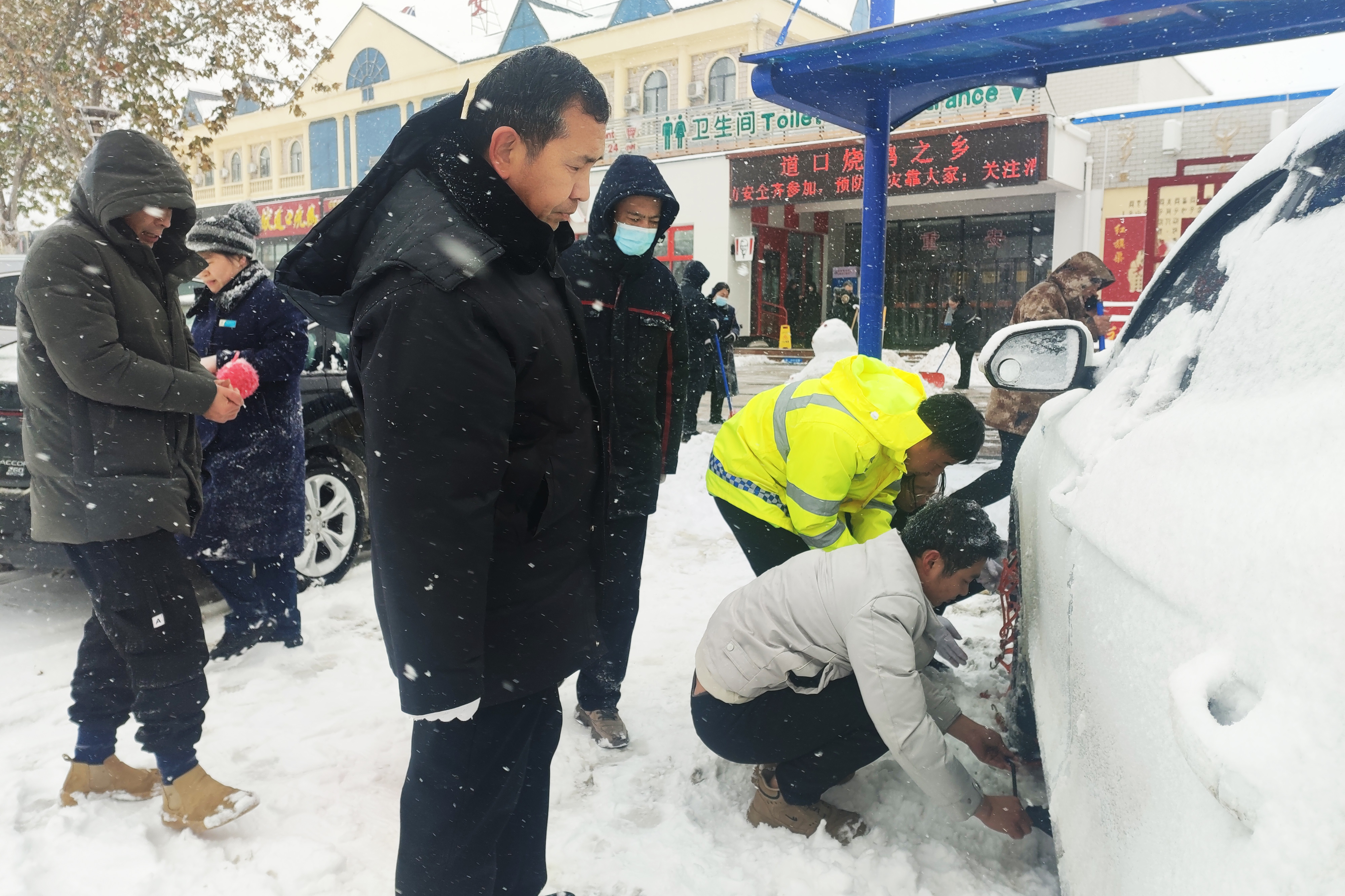 安陽服務區好人好事-幫助司乘安裝防滑鏈(攝:程素芬 15936842280) (1).jpg 安陽服務區好人好事-幫助司乘安裝防滑鏈(攝:程素芬 15936842280) (1).jpg