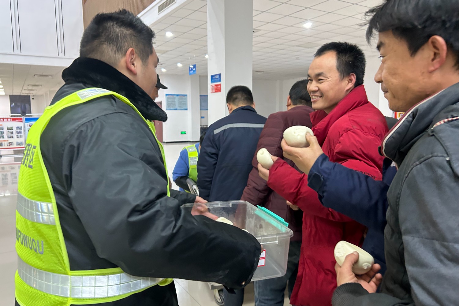 12月14日 孟津服務區東區為滯留人員提供饅頭  (拍攝者 李園園 17630389866) .jpg.jpg 12月14日 孟津服務區東區為滯留人員提供饅頭  (拍攝者 李園園 17630389866) .jpg.jpg