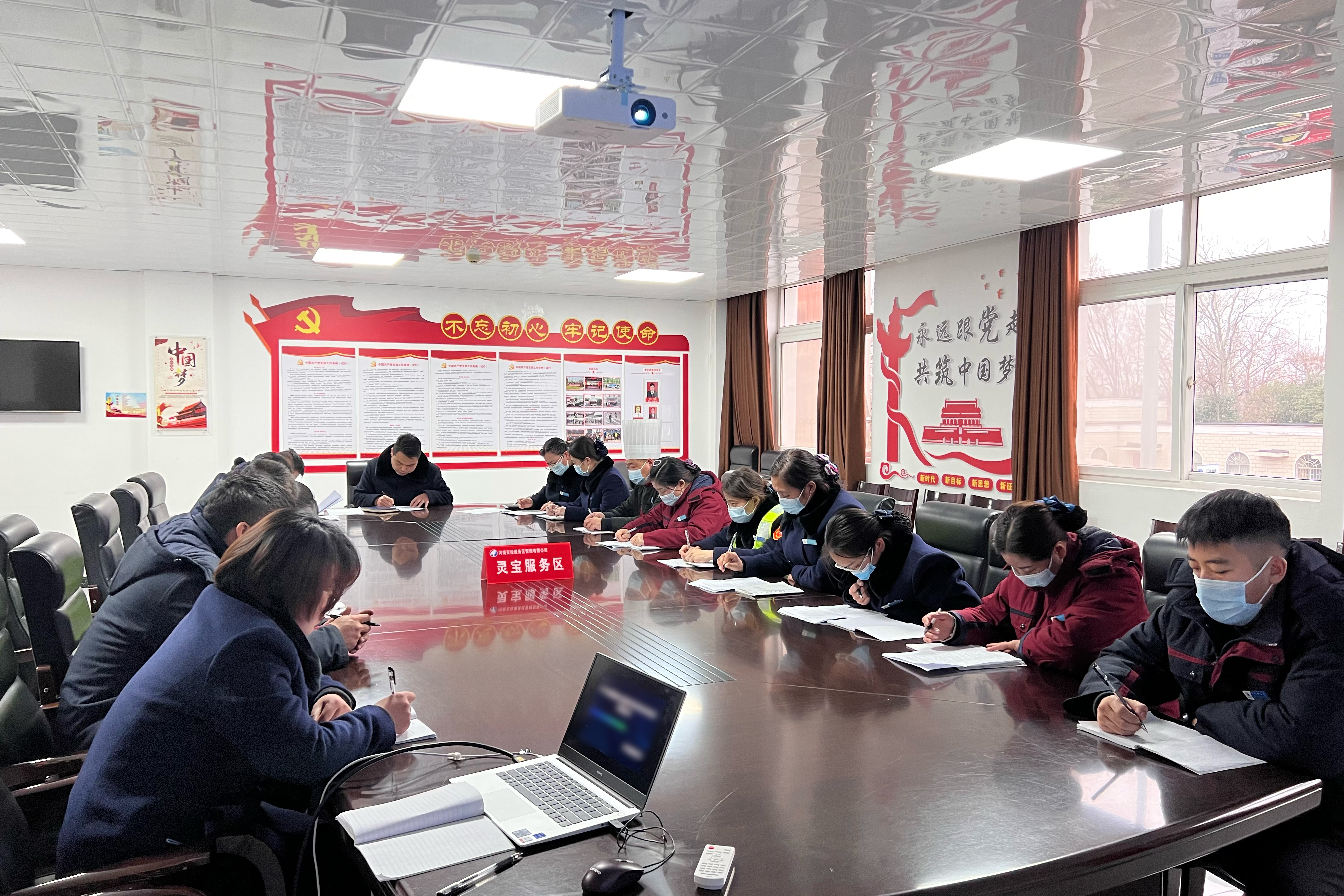 靈寶服務區(qū)召開專題會議傳達直屬分公司關于2023年冬季安全生產工作會議精神 拍攝者:王敘媛(18239813660).jpg 靈寶服務區(qū)召開專題會議傳達直屬分公司關于2023年冬季安全生產工作會議精神 拍攝者:王敘媛(18239813660).jpg