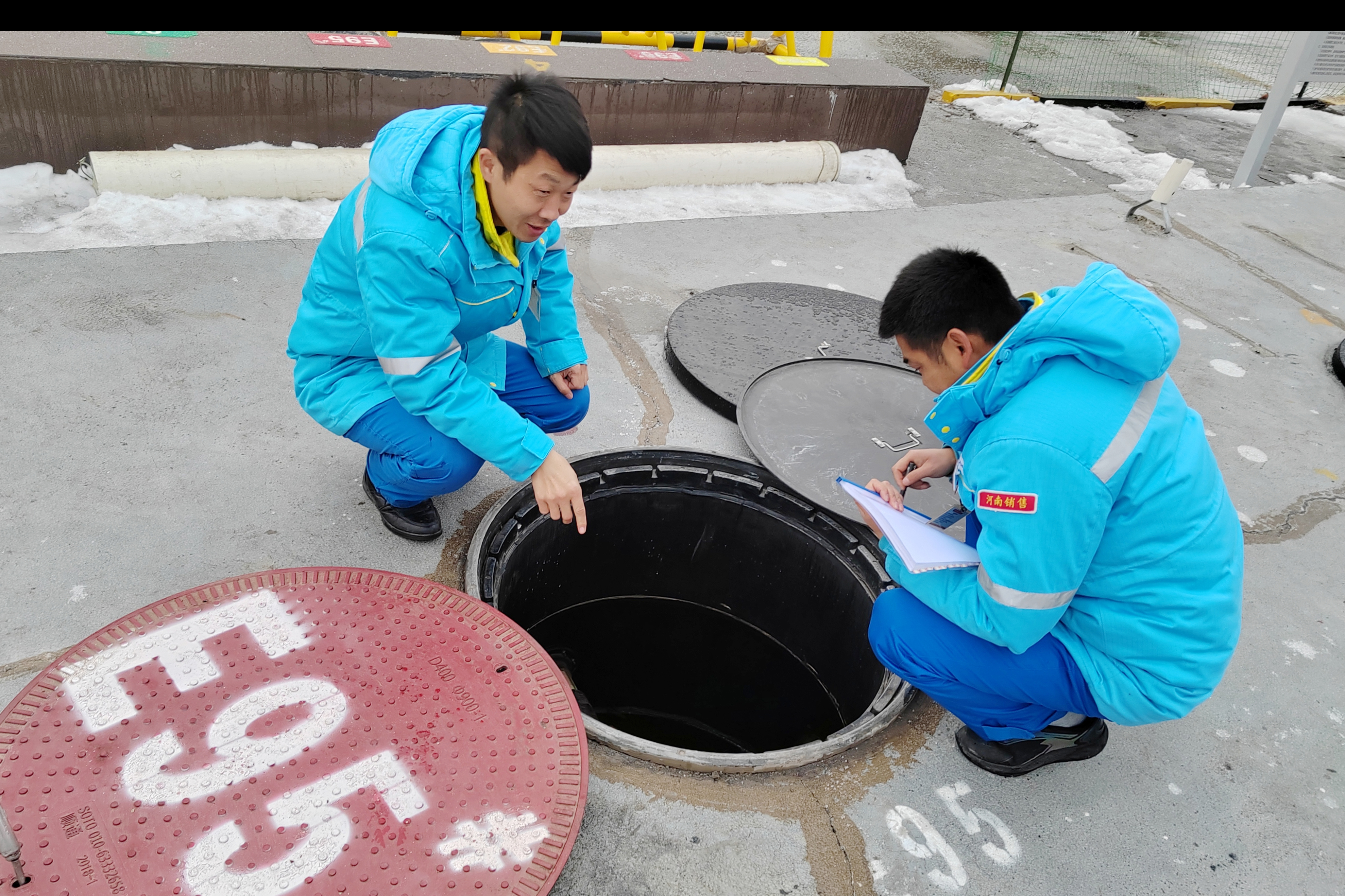 安陽服務區(qū)加油站,員工檢查油罐區(qū)設備,確保油品儲存安全。拍攝:張麗君.jpg 安陽服務區(qū)加油站,員工檢查油罐區(qū)設備,確保油品儲存安全。拍攝:張麗君.jpg