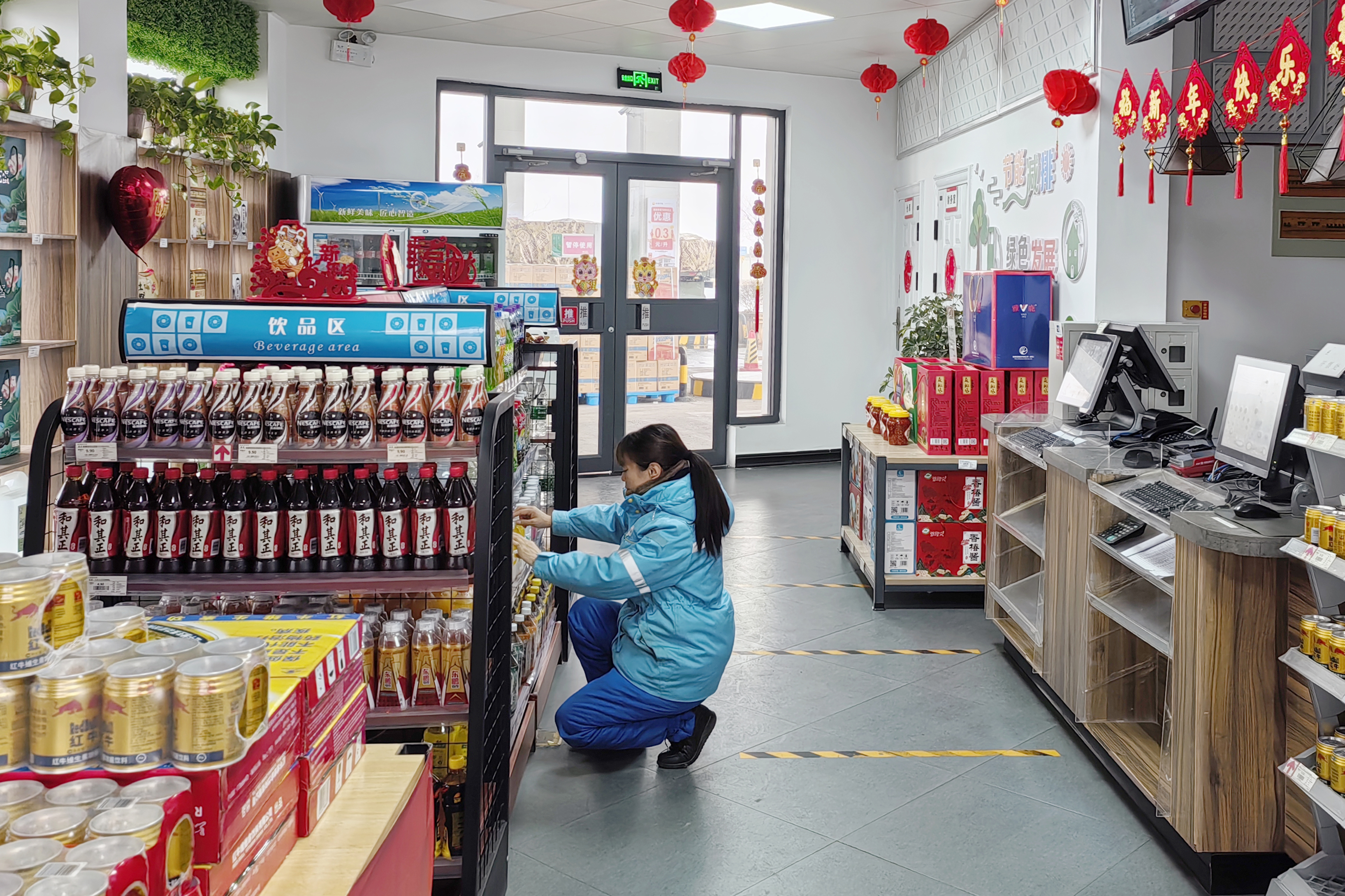 鶴壁服務區(qū)加油站,員工整理便利店商品,滿足顧客多樣化需求。拍攝:楊志杰.jpg 鶴壁服務區(qū)加油站,員工整理便利店商品,滿足顧客多樣化需求。拍攝:楊志杰.jpg