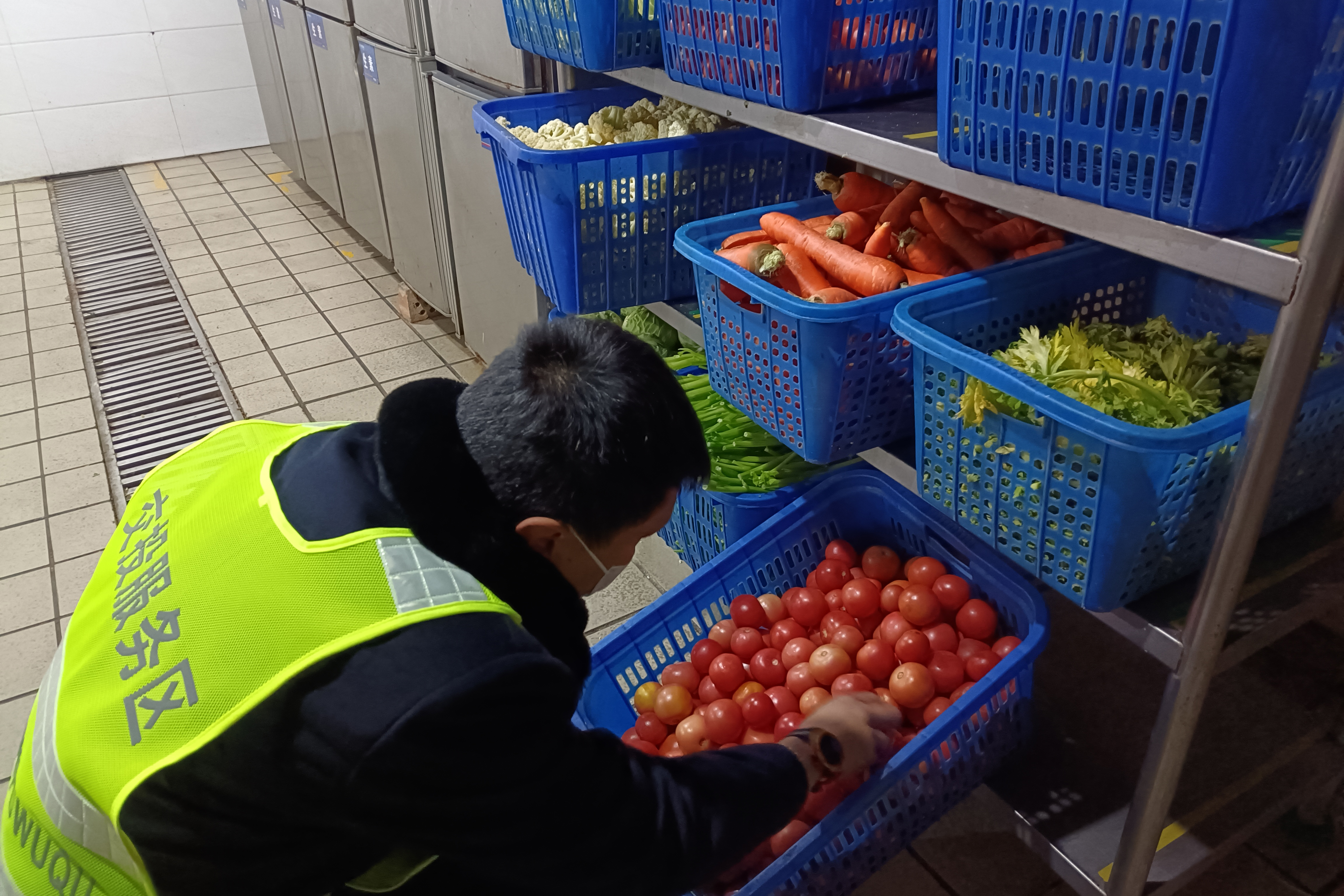 開封服務區(qū)開展元旦節(jié)前安全生產檢查工作 拍攝者:劉明亮15637812947(5).jpg 開封服務區(qū)開展元旦節(jié)前安全生產檢查工作 拍攝者:劉明亮15637812947(5).jpg