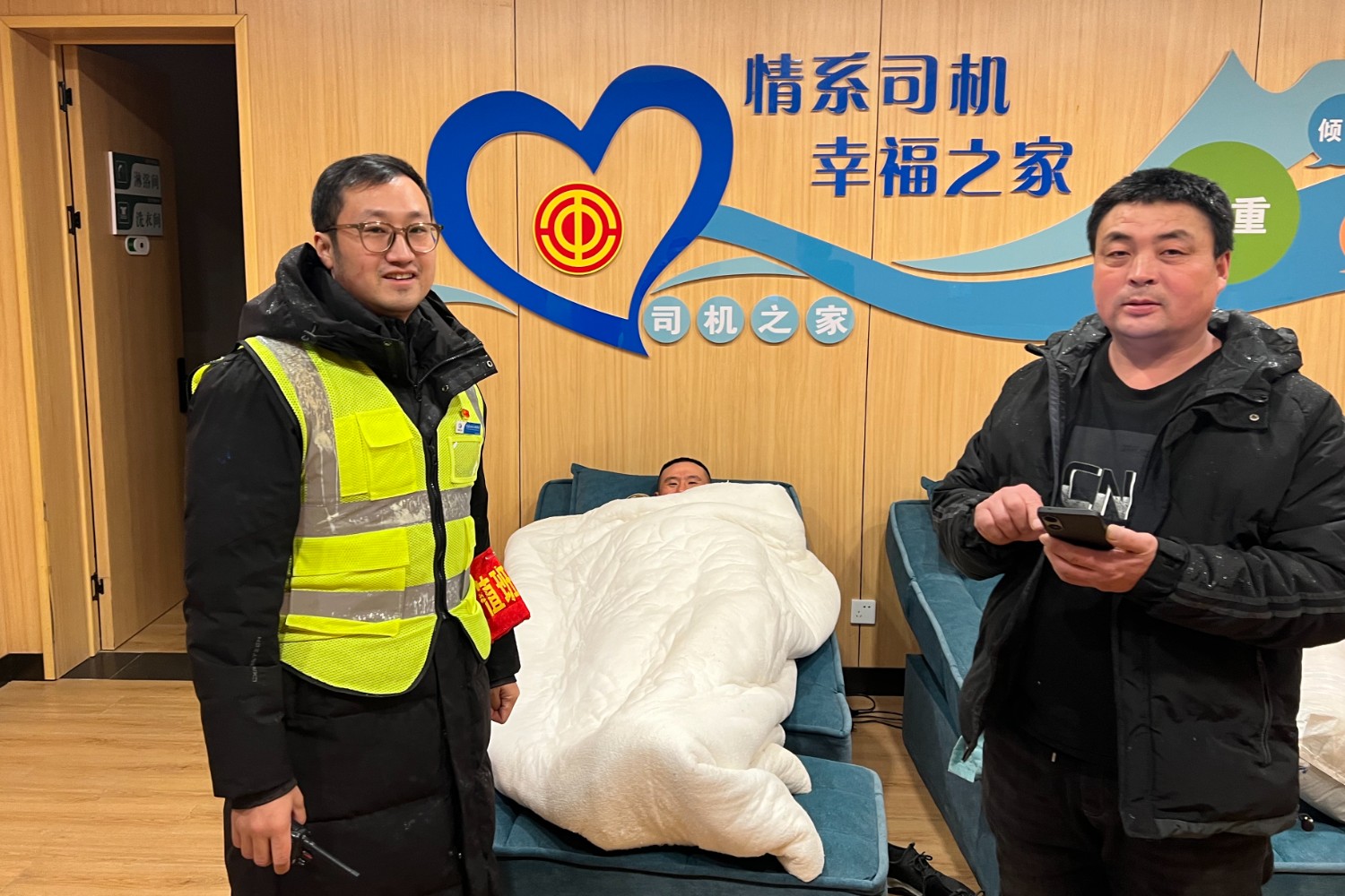 1月15日晚 嵩縣白云山服務區 為滯留司乘人員安排住行(攝影:李俊輝  19937921151) (2).jpg