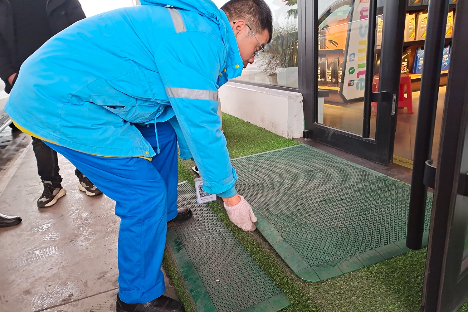 2月19日,洛陽服務區加油站,員工鋪設防滑墊,保障顧客和員工行走安全。.jpg