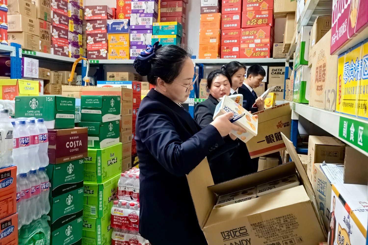 3月14日,周口東服務區開展“315國際消費者權益日”活動,全面開展食品安全檢查,以誠信鑄品質,營造放心消費環境。(拍攝:王艷榮15518818155).jpg