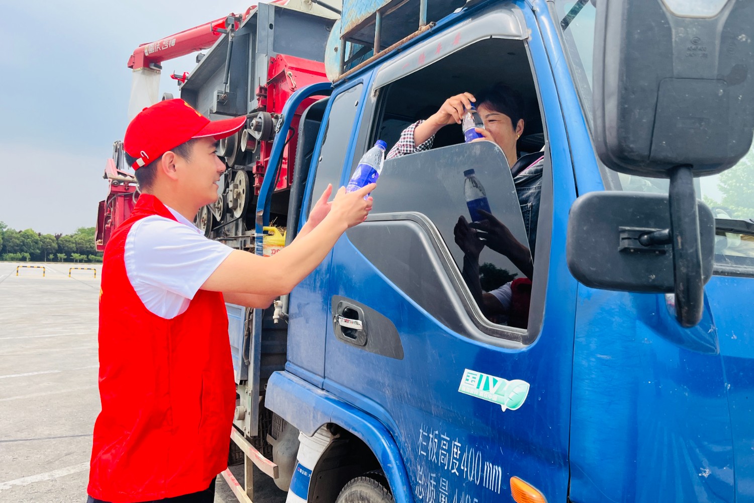 南陽北服務(wù)區(qū)為“三夏”跨區(qū)機(jī)收車輛司乘人員提供免費(fèi)茶水服務(wù)。(拍攝者:王豐娟18240523352).jpg