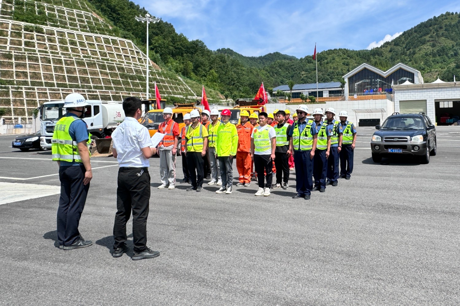 2024年6月20日欒川服務區聯合高速路政、養護部門開展危化品泄漏應急演練活動。.jpg