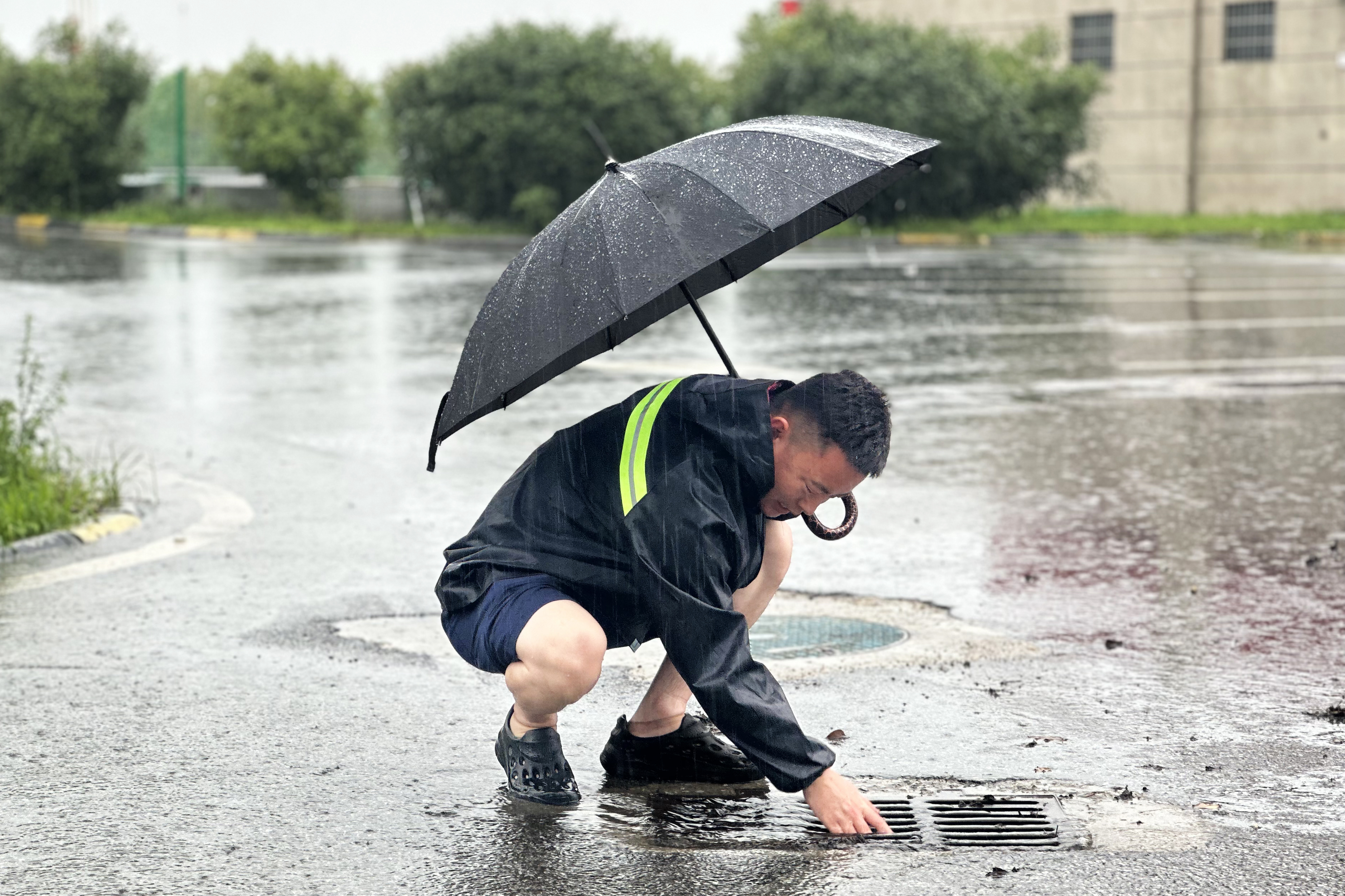 2024年7月15日,社旗服務(wù)區(qū)暴雨,服務(wù)區(qū)領(lǐng)導(dǎo)班子帶領(lǐng)全體后勤及一線人員對(duì)服務(wù)區(qū)上、下道口邊溝進(jìn)行隱患排查并清理,對(duì)兩區(qū)廣場(chǎng)、主車道排水井、篦子雜物進(jìn)行清理,確保服務(wù)區(qū)安全工作落到實(shí)處(拍攝人:?jiǎn)虧M滿 185 3772 4358).jpg 2024年7月15日,社旗服務(wù)區(qū)暴雨,服務(wù)區(qū)領(lǐng)導(dǎo)班子帶領(lǐng)全體后勤及一線人員對(duì)服務(wù)區(qū)上、下道口邊溝進(jìn)行隱患排查并清理,對(duì)兩區(qū)廣場(chǎng)、主車道排水井、篦子雜物進(jìn)行清理,確保服務(wù)區(qū)安全工作落到實(shí)處(拍攝人:?jiǎn)虧M滿 185 3772 4358).jpg