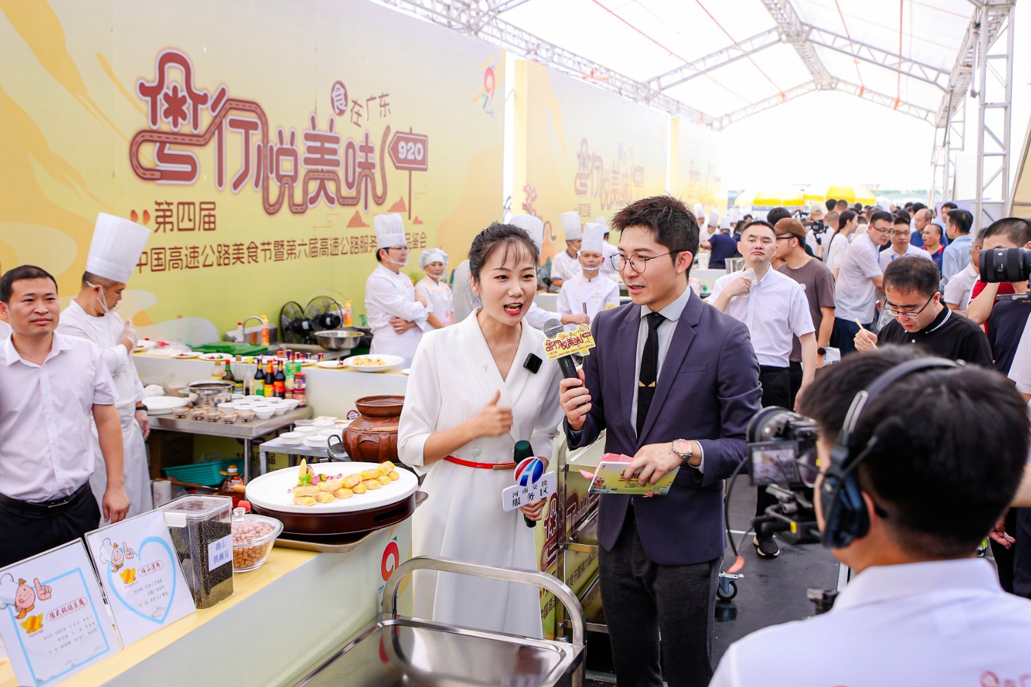 第四屆中國高速公路美食節暨第六屆高速公路服務區美食品鑒會于9月25日在廣東省開陽高速梁金山服務區舉辦,本屆美食節匯聚了全國16個省份19支高速公路服務區餐飲代表隊的地方特色美食和小吃,鄭州服務區參賽作品“豫式鍋貼豆腐”獲得“最具地方特色菜品”金獎,確山服務區“確山涼粉”獲得“最具地方特色小吃”銅獎,“豫式鍋貼豆腐”“最佳人氣獎”。這是公司連續四屆參賽并獲獎。5.jpg